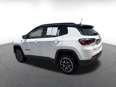 Used 2025 Jeep Compass Trailhawk AWD/4WD image 8
