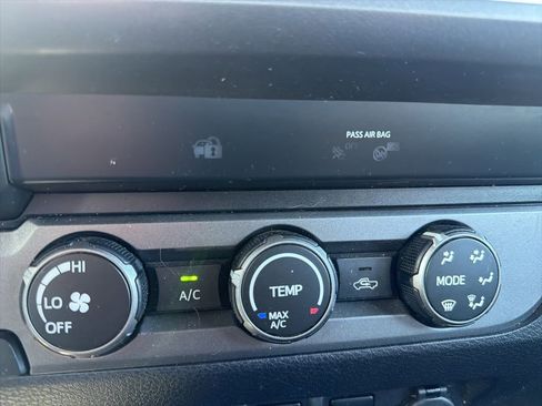 Used 2019 Toyota Tacoma TRD Sport w/ Technology Package AWD/4WD image 17