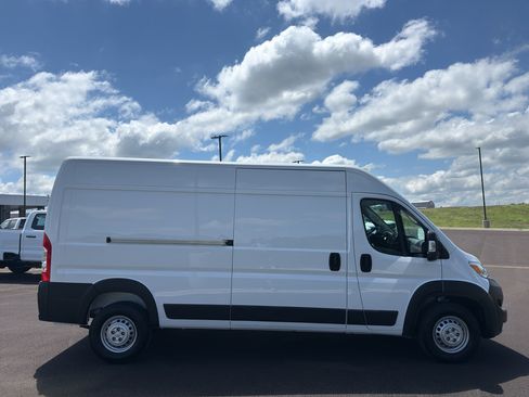 Used 2026 RAM ProMaster 2500 w/ Convenience Group FWD image 4