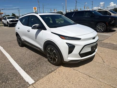 Used 2022 Chevrolet Bolt EUV Premier w/ Sun & Sound Package FWD image 7