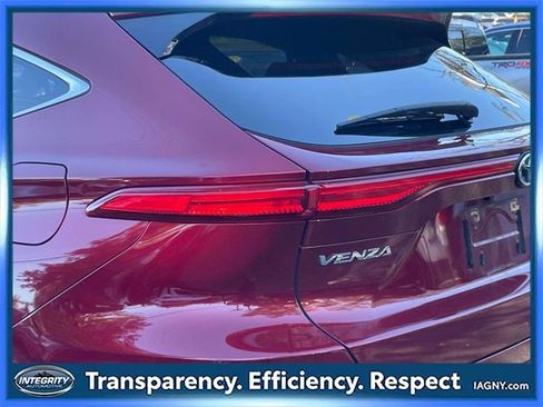 Used 2023 Toyota Venza Limited image 11