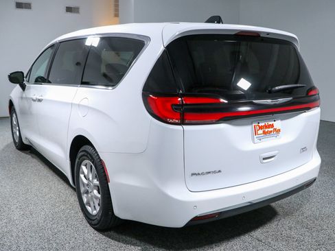 Used 2024 Chrysler Pacifica Touring-L FWD image 9