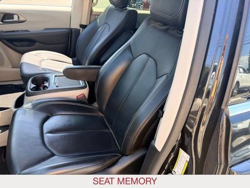 Used 2023 Chrysler Pacifica Touring-L FWD image 9