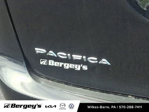 Used 2024 Chrysler Pacifica Touring-L FWD image 32