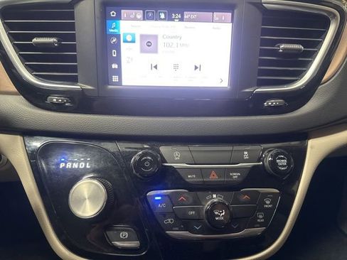 Used 2024 Chrysler Voyager LX image 8