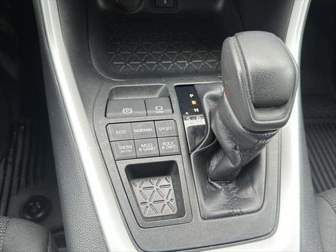 Certified 2020 Toyota RAV4 LE w/ Carpet Mat Package image 18