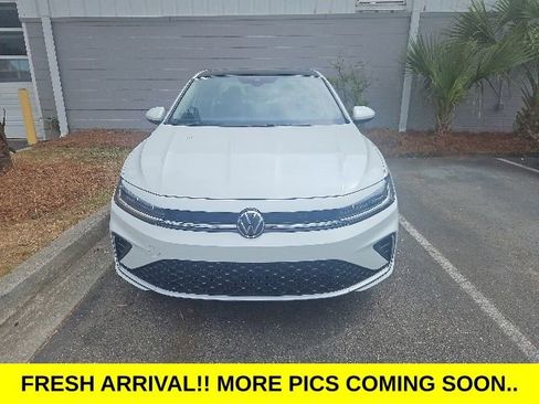 Used 2025 Volkswagen Jetta SE FWD image 2