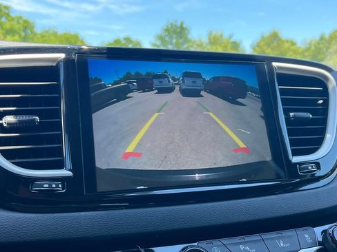 Used 2023 Chrysler Pacifica Touring-L FWD image 28