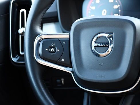 Used 2019 Volvo XC40 T5 Momentum image 23