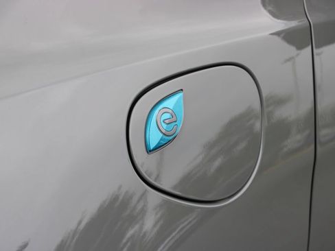 Used 2023 Chrysler Pacifica Limited w/ Uconnect Theater Family Group FWD image 8