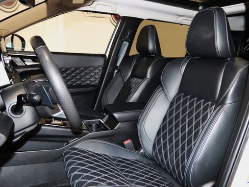 Used 2023 Mitsubishi Outlander SEL image 40