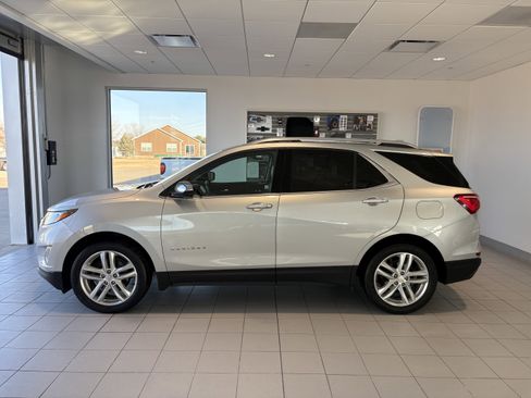 Used 2020 Chevrolet Equinox Premier image 2
