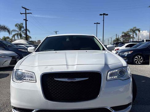 Used 2019 Chrysler 300 Touring image 2