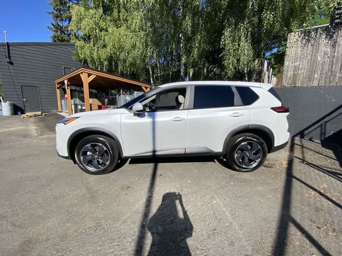Used 2024 Nissan Rogue SV AWD/4WD image 3