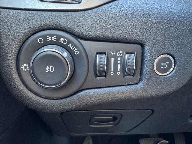 Used 2019 Jeep Cherokee Latitude Plus w/ Comfort/Convenience Group AWD/4WD image 30