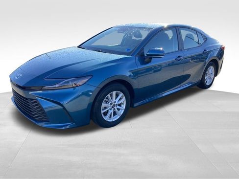 Used 2025 Toyota Camry LE image 7