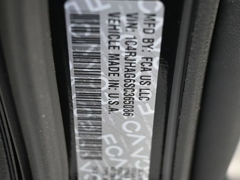 Used 2025 Jeep Grand Cherokee Laredo AWD/4WD image 17