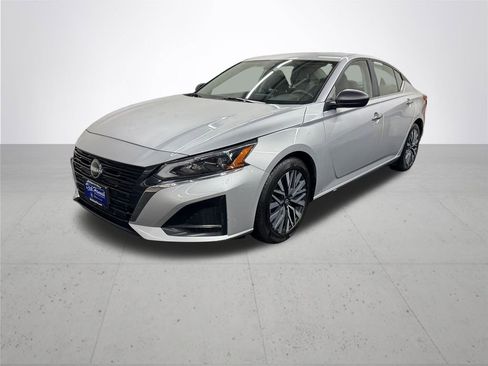 Used 2024 Nissan Altima 2.5 SV image 2