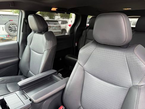 Used 2022 Toyota Sienna XLE Woodland Edition AWD/4WD image 9