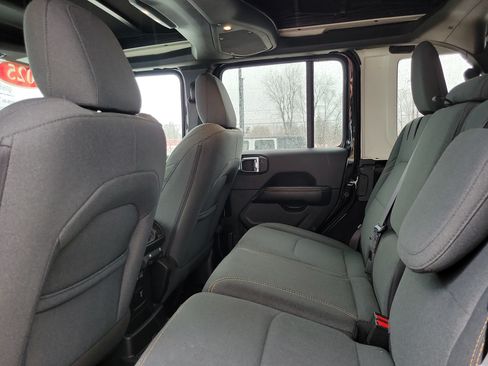 Used 2025 Jeep Wrangler Unlimited Sahara w/ Safety Group AWD/4WD image 16