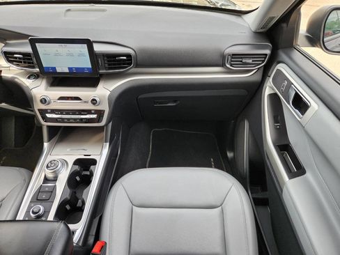 Used 2021 Ford Explorer XLT w/ Equipment Group 202A AWD/4WD image 19