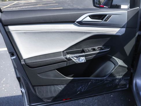 New 2025 Volkswagen Taos SE image 31