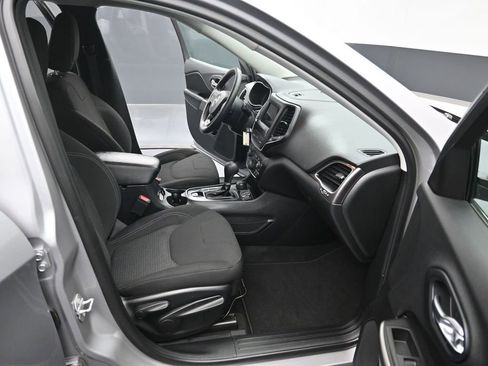 Used 2019 Jeep Cherokee Latitude w/ Popular Appearance Group image 30