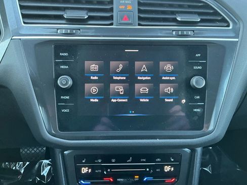 Used 2022 Volkswagen Tiguan SE w/ Panoramic Sunroof Package image 19