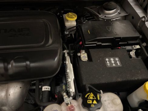 Used 2019 Jeep Cherokee Limited FWD image 27