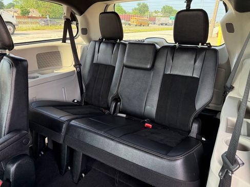 Used 2017 Dodge Grand Caravan SXT w/ Rear Park Assist Package FWD image 18