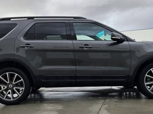 Used 2015 Ford Explorer XLT w/ Equipment Group 202B image 6