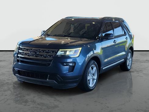 Used 2018 Ford Explorer XLT w/ Equipment Group 202A FWD image 4