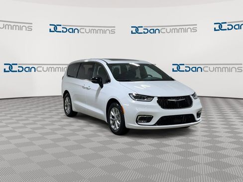 New 2026 Chrysler Pacifica Limited image 3