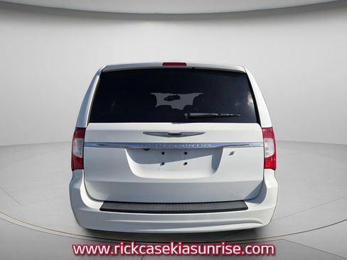 Used 2014 Chrysler Town & Country S FWD image 5