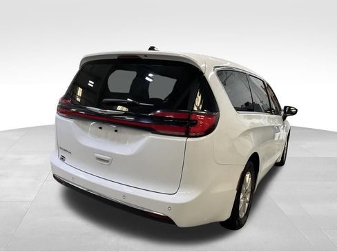 Used 2023 Chrysler Pacifica Touring-L FWD image 5