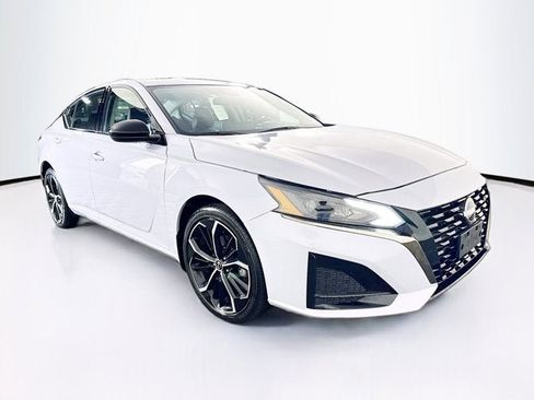 Used 2024 Nissan Altima 2.5 SR w/ SR Premium Package image 3