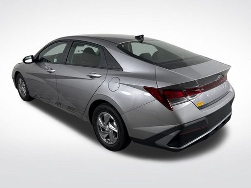 Certified 2024 Hyundai Elantra SE FWD image 6
