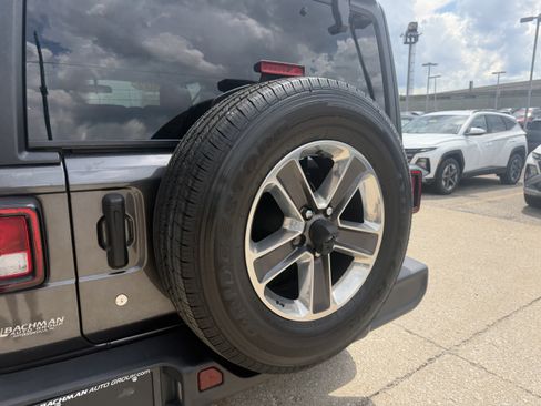 Used 2019 Jeep Wrangler Unlimited Sahara AWD/4WD image 7
