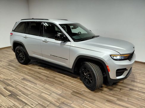 Certified 2025 Jeep Grand Cherokee Altitude AWD/4WD image 23