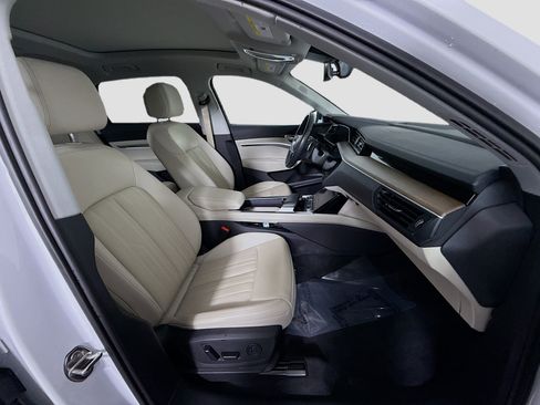 Used 2024 Audi Q8 e-tron Premium Plus w/ Premium Plus Package image 29