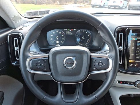 Used 2021 Volvo XC40 T5 Momentum w/ Premium Package image 16