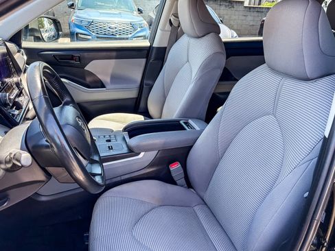 Used 2024 Toyota Highlander LE FWD image 16