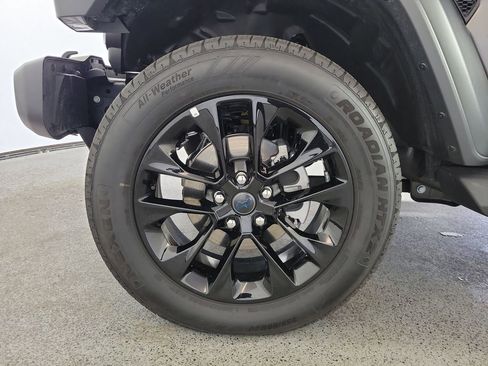 Used 2025 Jeep Wrangler Unlimited Sahara AWD/4WD image 9