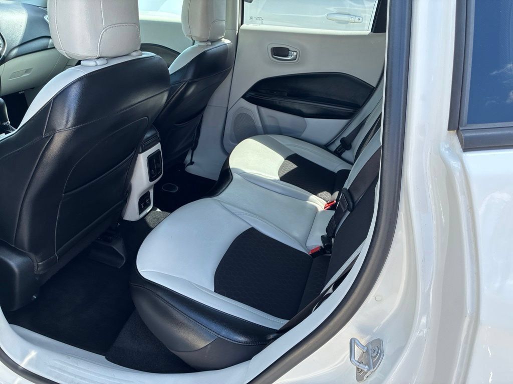 Used 2019 Jeep Compass Latitude FWD image 14