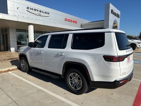 Used 2023 Jeep Wagoneer 4WD image 10