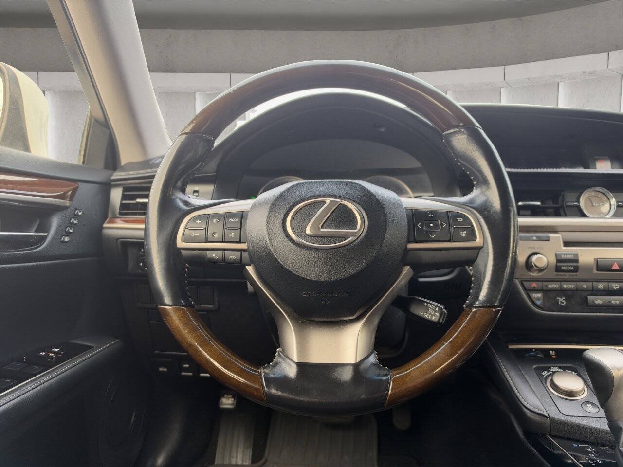 Used 2016 Lexus ES 350 w/ Premium Package w/Wood Trim FWD image 14