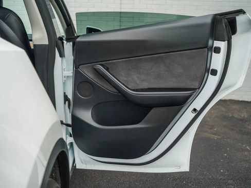 Used 2022 Tesla Model Y Long Range AWD/4WD image 28