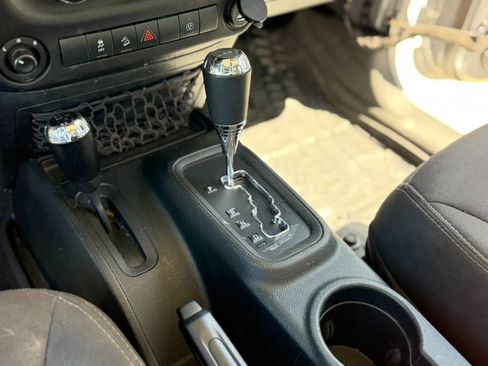 Used 2018 Jeep Wrangler Unlimited Sahara AWD/4WD image 30