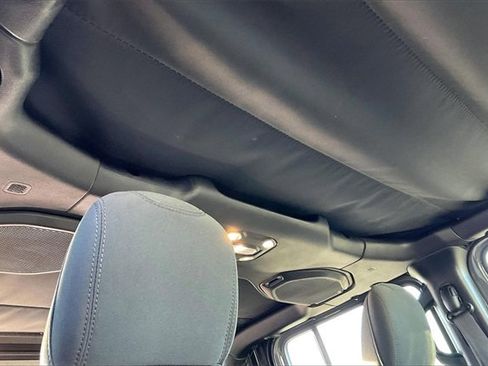 Used 2020 Jeep Gladiator Sport image 17