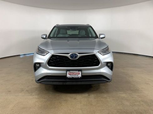 Used 2022 Toyota Highlander XLE AWD/4WD image 3